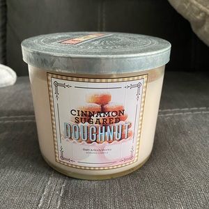 BATH AND BODY WORKS Sweet Shop Collection Cinnamon Sugared Donut Candle